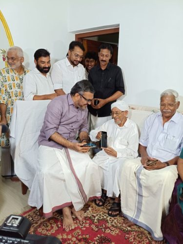 സംസ്ഥാനത്തെ 105 വയസ്സുള്ള  പ്രായം കൂടിയ പഠിതാവായ എറണാകുളം ജില്ലയിലെ അശമന്നൂർ ഗ്രാമപഞ്ചായത്തിലെ ശ്രീ അബ്ദുള്ള മൗലവിയെ   ബഹു.തദ്ദേശസ്വയംഭരണ, എക്സൈസ്, പാർലമെന്ററി കാര്യ  വകുപ്പ് മന്ത്രി  ശ്രീ M B രാജേഷ് അനുമോദിക്കുന്നു.